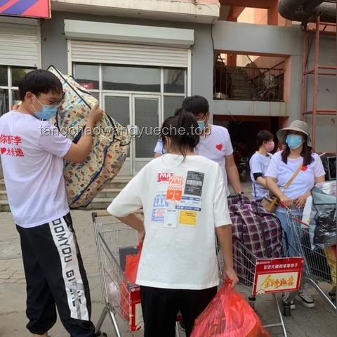 高考后挑行李回家的女生：坚韧与自尊的力量💪
